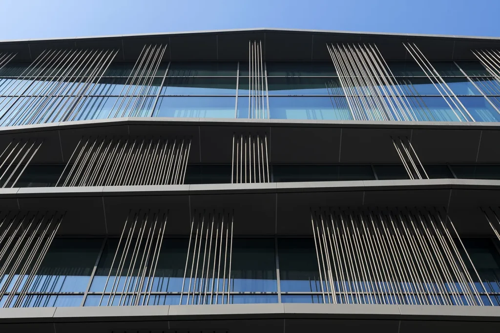 Dettaglio architettonico della facciata di Eleven